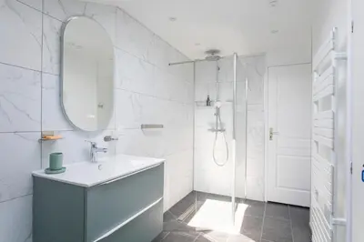 Salle de bains dans l'établissement Manava Villa vue mer et Mont Saint Michel piscine intérieure
