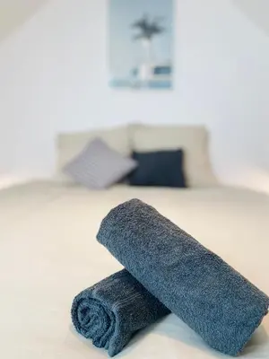 Un ou plusieurs lits dans un hébergement de l'établissement Maison Mer & Jardin Ouistreham Riva-Bella
