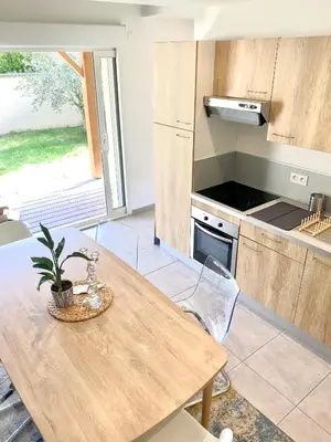 Cuisine ou kitchenette dans l'établissement Maison Mer & Jardin Ouistreham Riva-Bella
