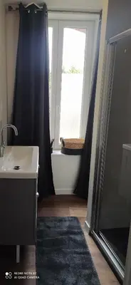 Salle de bains dans l'établissement gite de La place de l'église