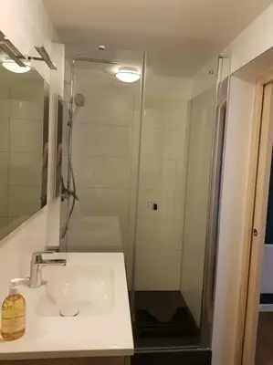 Salle de bains dans l'établissement L'atelier, appart avec jardin à 100 m de la mer.