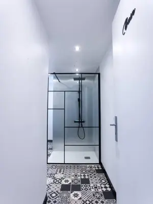 Salle de bains dans l'établissement Chez Henri et Fée