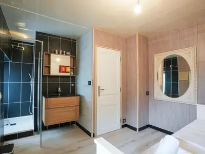 Salle de bains dans l'établissement Chez Henri et Fée