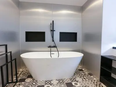 Salle de bains dans l'établissement Chez Henri et Fée