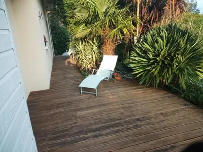 Jardin de l'établissement Chambre Hugues entre Caen et la mer avec piscine