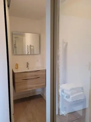 Salle de bains dans l'établissement Le cours Donville, appart neuf à 100m de la mer