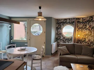 Coin salon dans l'établissement Le cours Donville, appart neuf à 100m de la mer