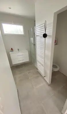 Salle de bains dans l'établissement La maison bleue vacance et jardin, la mer à 550 m