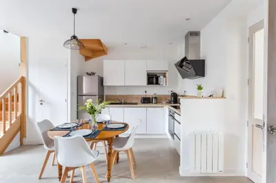 Cuisine ou kitchenette dans l'établissement La maison d'Amélie Cancale