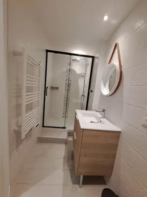 Salle de bains dans l'établissement Le Bulotier