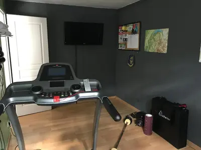 Télévision ou salle de divertissement dans l'établissement Maison 3 chambres, salle de gym, jardin et terrasse