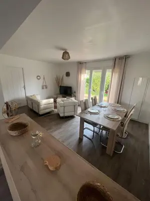 Coin salon dans l'établissement Charmante Maison proche mer