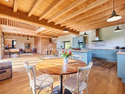 Cuisine ou kitchenette dans l'établissement Holiday Home La Favrais by Interhome
