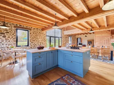Cuisine ou kitchenette dans l'établissement Holiday Home La Favrais by Interhome