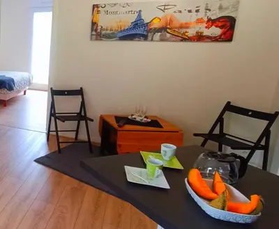 Coin salon dans l'établissement Appartement avec jardin - Centre-ville à 10 minutes à pied