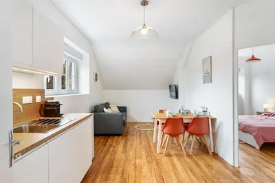 Cuisine ou kitchenette dans l'établissement L'Escale de la baie !