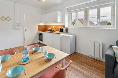 Cuisine ou kitchenette dans l'établissement L'Escale de la baie !