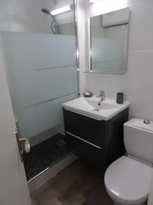 Salle de bains dans l'établissement Charmant T2 tout confort Cabourg