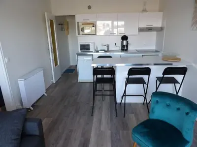 Cuisine ou kitchenette dans l'établissement Charmant T2 tout confort Cabourg