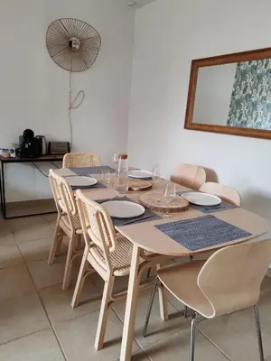 Cuisine ou kitchenette dans l'établissement Villa Francette à 500m de la plage