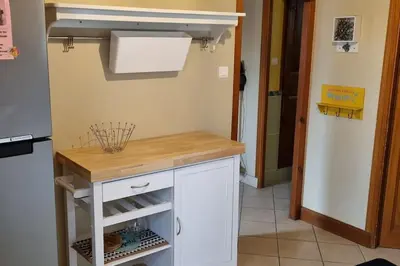 Cuisine ou kitchenette dans l'établissement Une petite maison du Rozel - gite tout confort