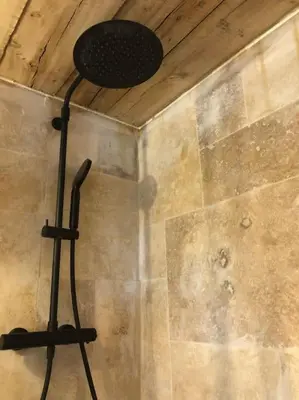 Salle de bains dans l'établissement Domaine de la calotine classé 4 étoiles