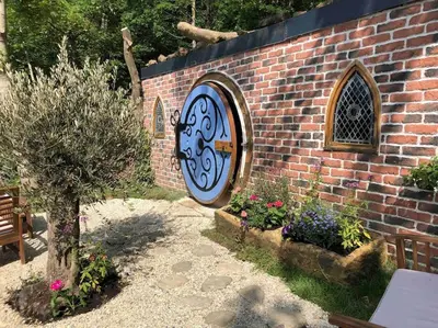 Jardin de l'établissement Domaine de la calotine classé 4 étoiles