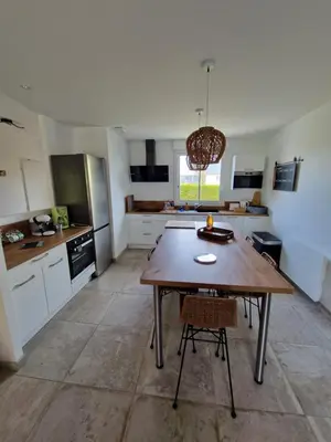 Cuisine ou kitchenette dans l'établissement Maison plain-pied 4 chambres Graye sur mer plage à 700 m