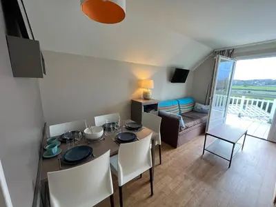 Télévision ou salle de divertissement dans l'établissement Entre Seulles & Mer proche port de Plaisance