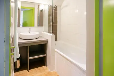 Salle de bains dans l'établissement Entre Seulles & Mer proche port de Plaisance