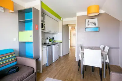 Cuisine ou kitchenette dans l'établissement Entre Seulles & Mer proche port de Plaisance