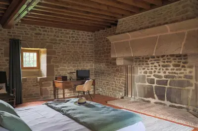 Télévision ou salle de divertissement dans l'établissement Manoir avec Piscine et Jacuzzi en Suisse Normande