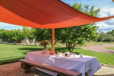 Jardin de l'établissement Manoir avec Piscine et Jacuzzi en Suisse Normande