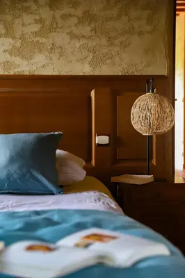 Un ou plusieurs lits dans un hébergement de l'établissement Manoir avec Piscine et Jacuzzi en Suisse Normande