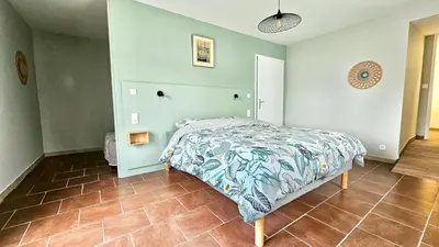 Un ou plusieurs lits dans un hébergement de l'établissement le refuge
