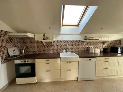 Cuisine ou kitchenette dans l'établissement La maison des Declos avec parking privé