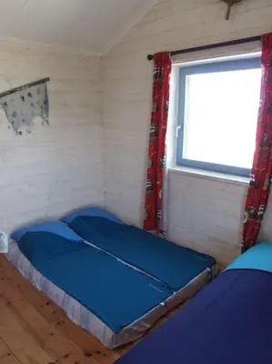 Un ou plusieurs lits dans un hébergement de l'établissement Cabane de douanier en baie du Mont Saint Michel hébergement insolite