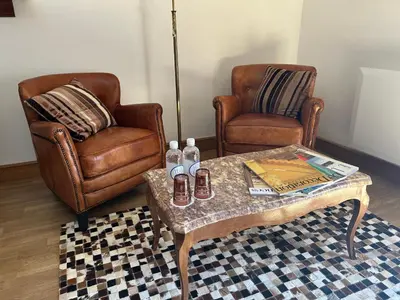Coin salon dans l'établissement la Bastide du Laizon & Spa