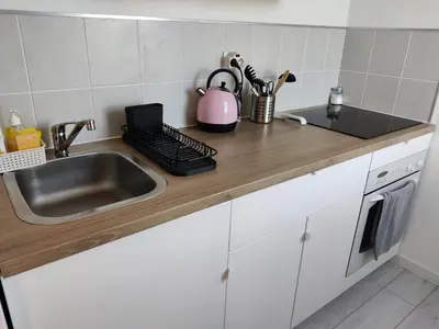 Cuisine ou kitchenette dans l'établissement Bel appartement refait à neuf, calme et ensoleillé