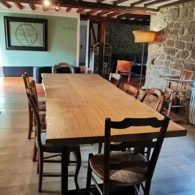 Coin salon dans l'établissement le moulin des riviéres