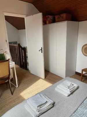 Un ou plusieurs lits dans un hébergement de l'établissement La maison des Teinturiers maison de ville avec jardin