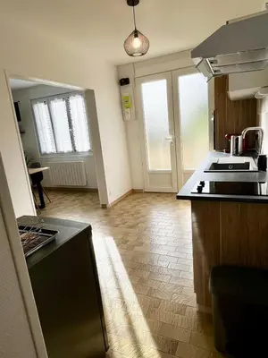 Cuisine ou kitchenette dans l'établissement MAISON DE VILLE