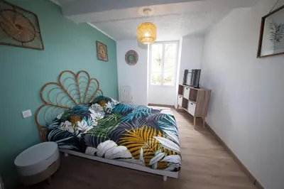 Télévision ou salle de divertissement dans l'établissement Gîte La Foresienne