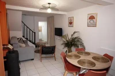 Télévision ou salle de divertissement dans l'établissement Gîte La Foresienne