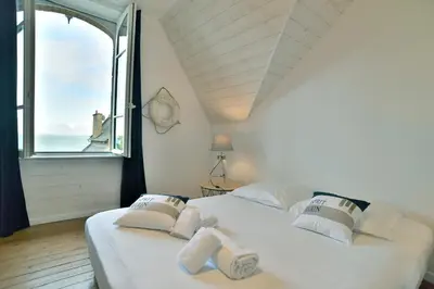 Un ou plusieurs lits dans un hébergement de l'établissement La Brise Cancalaise - Maison typique avec vue mer