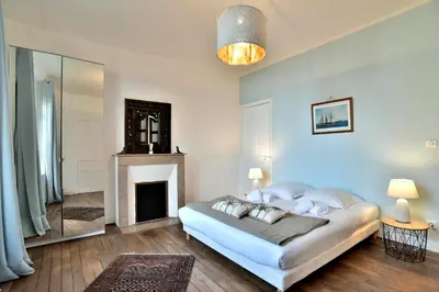 Un ou plusieurs lits dans un hébergement de l'établissement La Brise Cancalaise - Maison typique avec vue mer