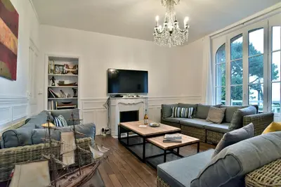 Télévision ou salle de divertissement dans l'établissement La Brise Cancalaise - Maison typique avec vue mer