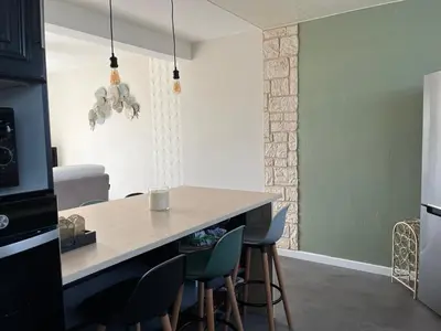 Cuisine ou kitchenette dans l'établissement Maison à 700m de la plage