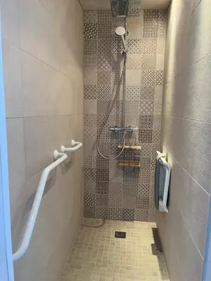 Salle de bains dans l'établissement Maison à 700m de la plage