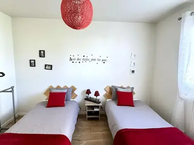 Un ou plusieurs lits dans un hébergement de l'établissement La Maison bleue - Plain-Pied proche plages et Caen
